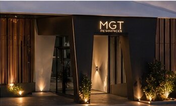 Acceso nocturno con materiales nobles